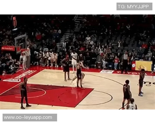 杨瀚森神勇防守一击扇飞弗里曼托篮下进攻皮球瞬间